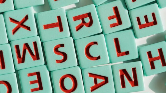 Mots croisés Un arrangement de tuiles de lettres colorées, parfait pour les thèmes éducatifs et ludiques.