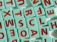 Un arrangement de tuiles de lettres colorées, parfait pour les thèmes éducatifs et ludiques.