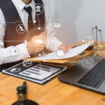 Entrepreneur travaillant sur des documents administratifs entouré d'icônes connectées représentant les étapes clés d'une création d'entreprise