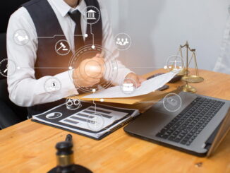 Entrepreneur travaillant sur des documents administratifs entouré d'icônes connectées représentant les étapes clés d'une création d'entreprise