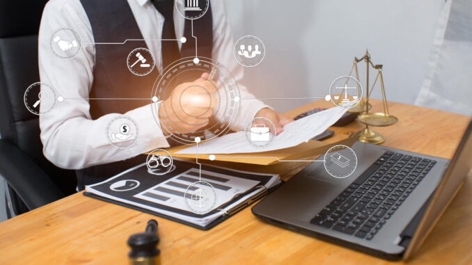 Entrepreneur travaillant sur des documents administratifs entouré d'icônes connectées représentant les étapes clés d'une création d'entreprise