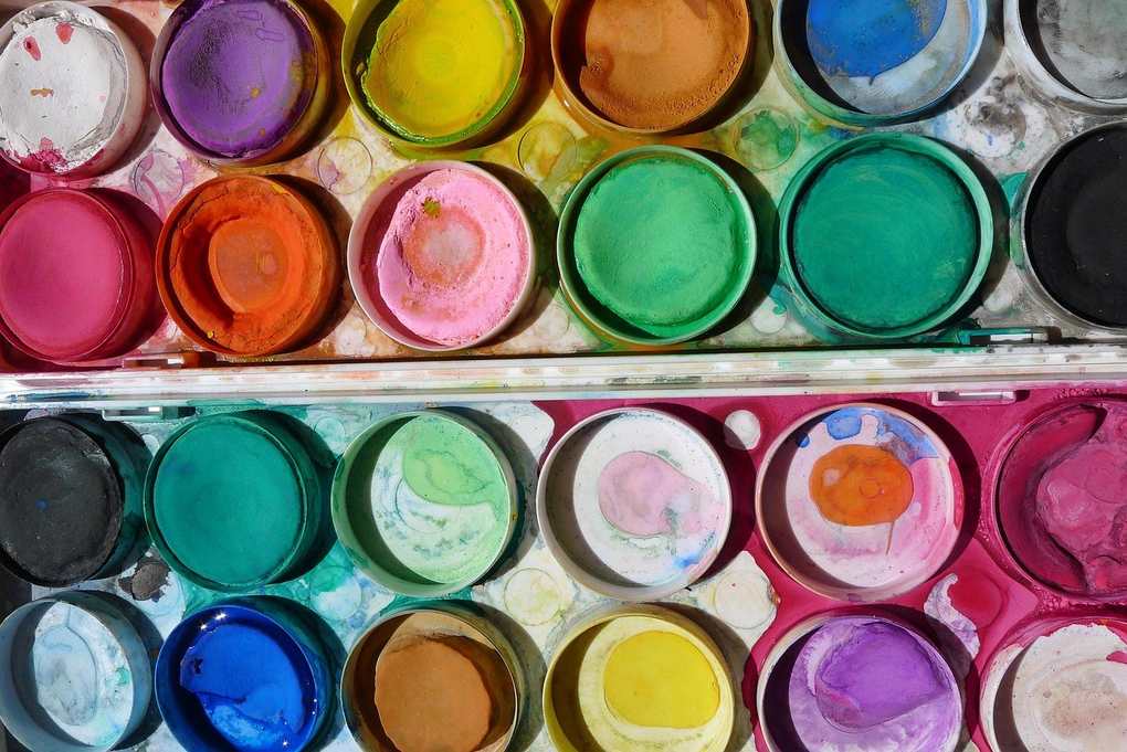 Deux palettes d'artistes avec des pots de peinture de différentes couleurs