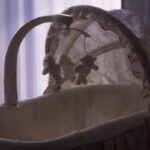 Berceau avec moustoir et jouets en peluche, lumière douce