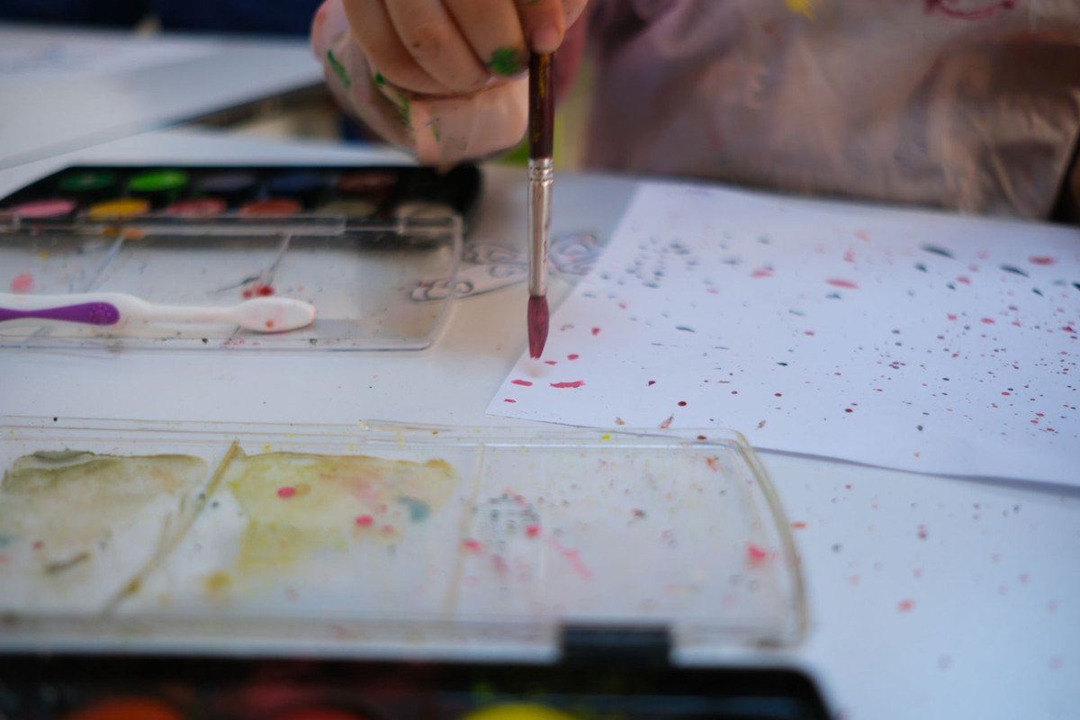 Peinture sur papier avec pinceau et palette sur une table Peinture sur papier avec pinceau et palette sur une table