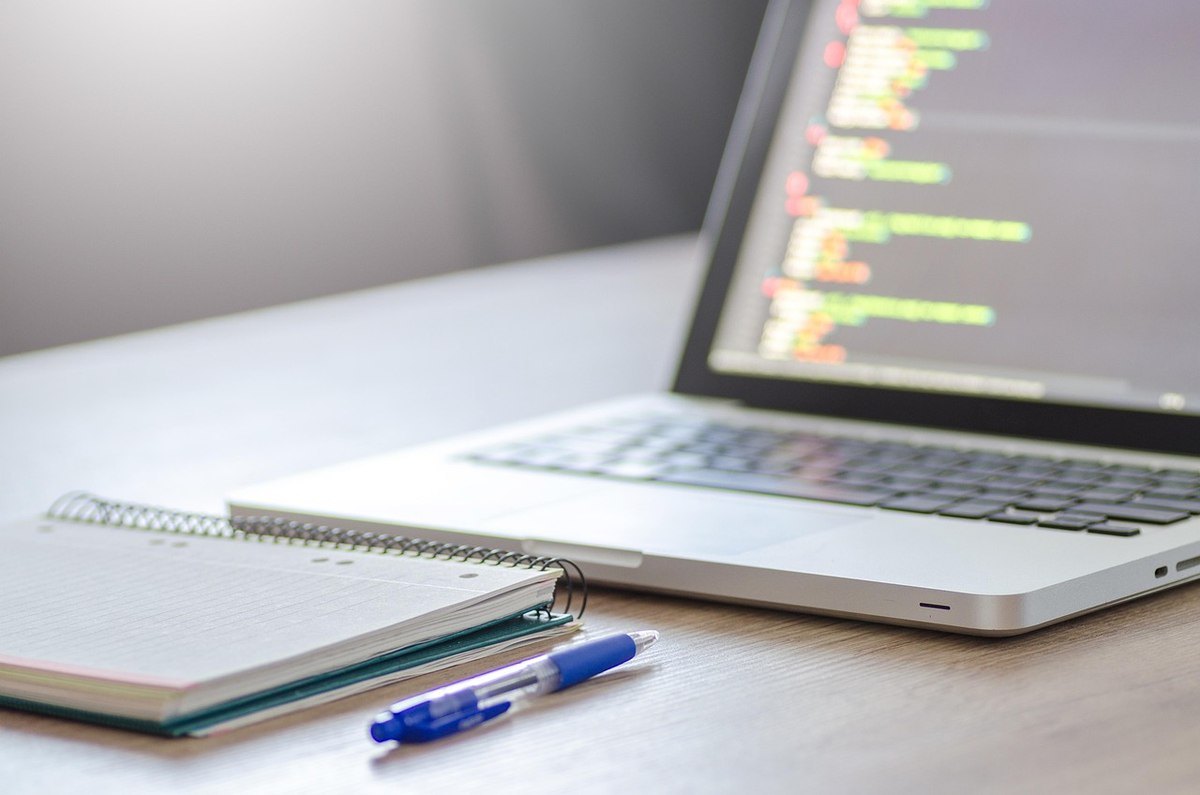 Une personne en train de taper sur son clavier d'ordinateur